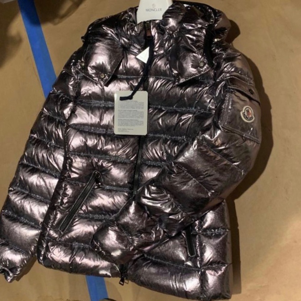 Down quilted
Moncler logo on left arm
Short length